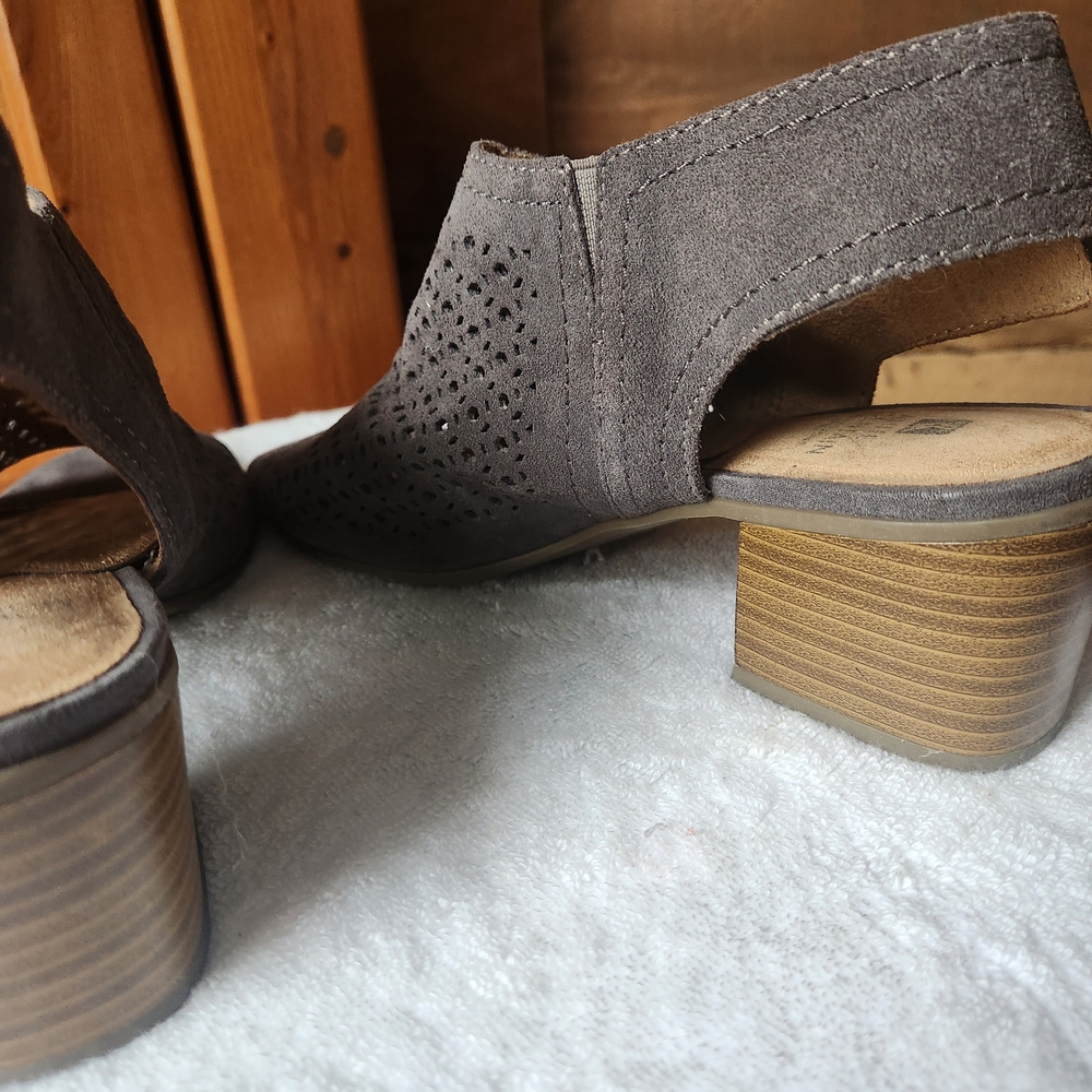 White Mountain Lorna Leather Peep Toe Sandals In Gray Size 8M - Picture 5 of 8